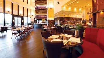 2 restaurantes, se sirve desayuno, cocina local e internacional