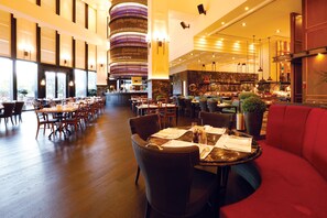 2 Restaurants, Frühstück, Mittagessen, lokale und internationale Küche