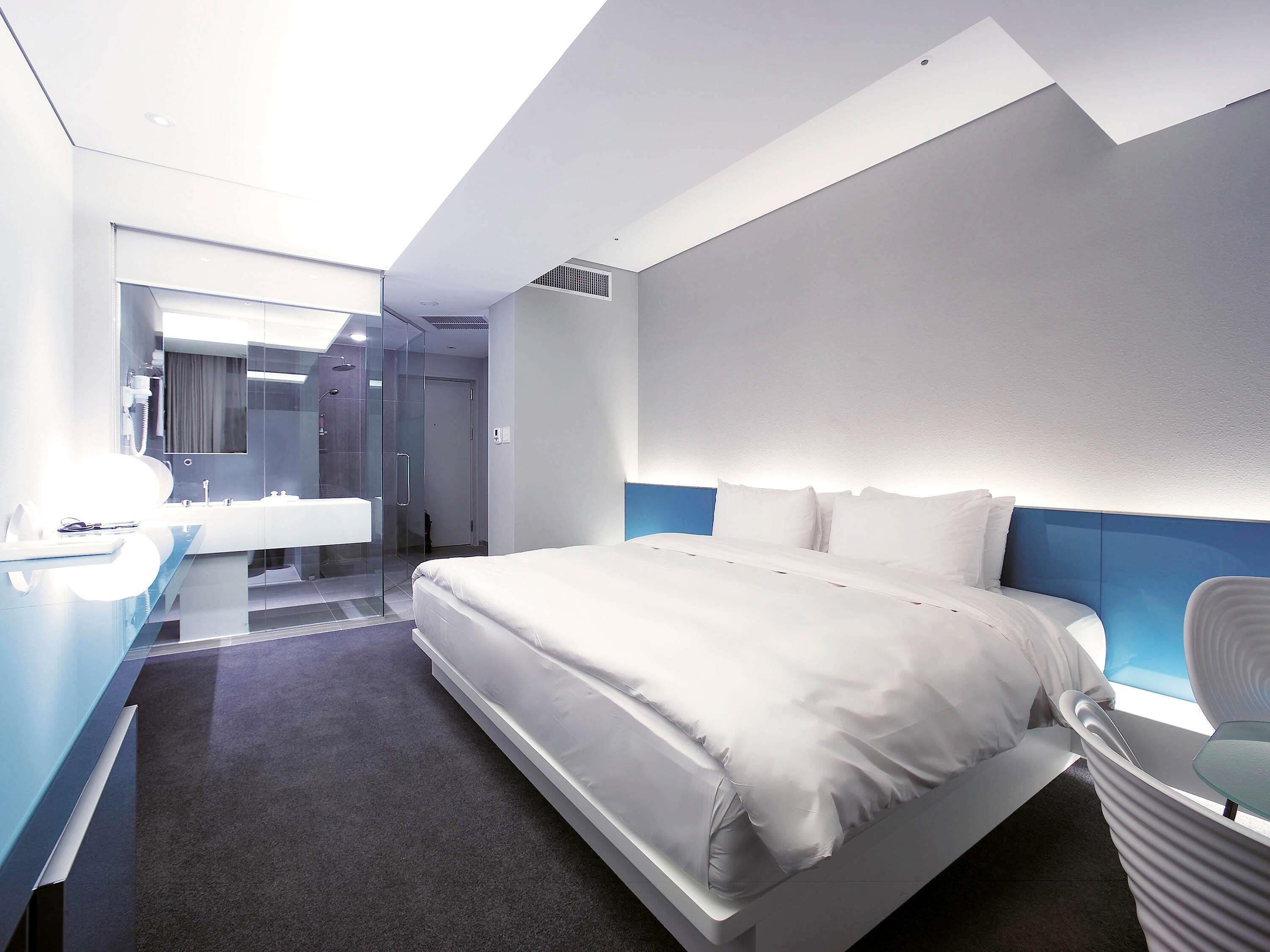 Deluxe Room, 1 King Bed | Premium bedding, minibar, in-room safe, individually decorated