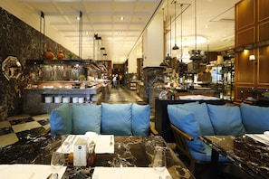 2 restaurants; breakfast, lunch and dinner served 