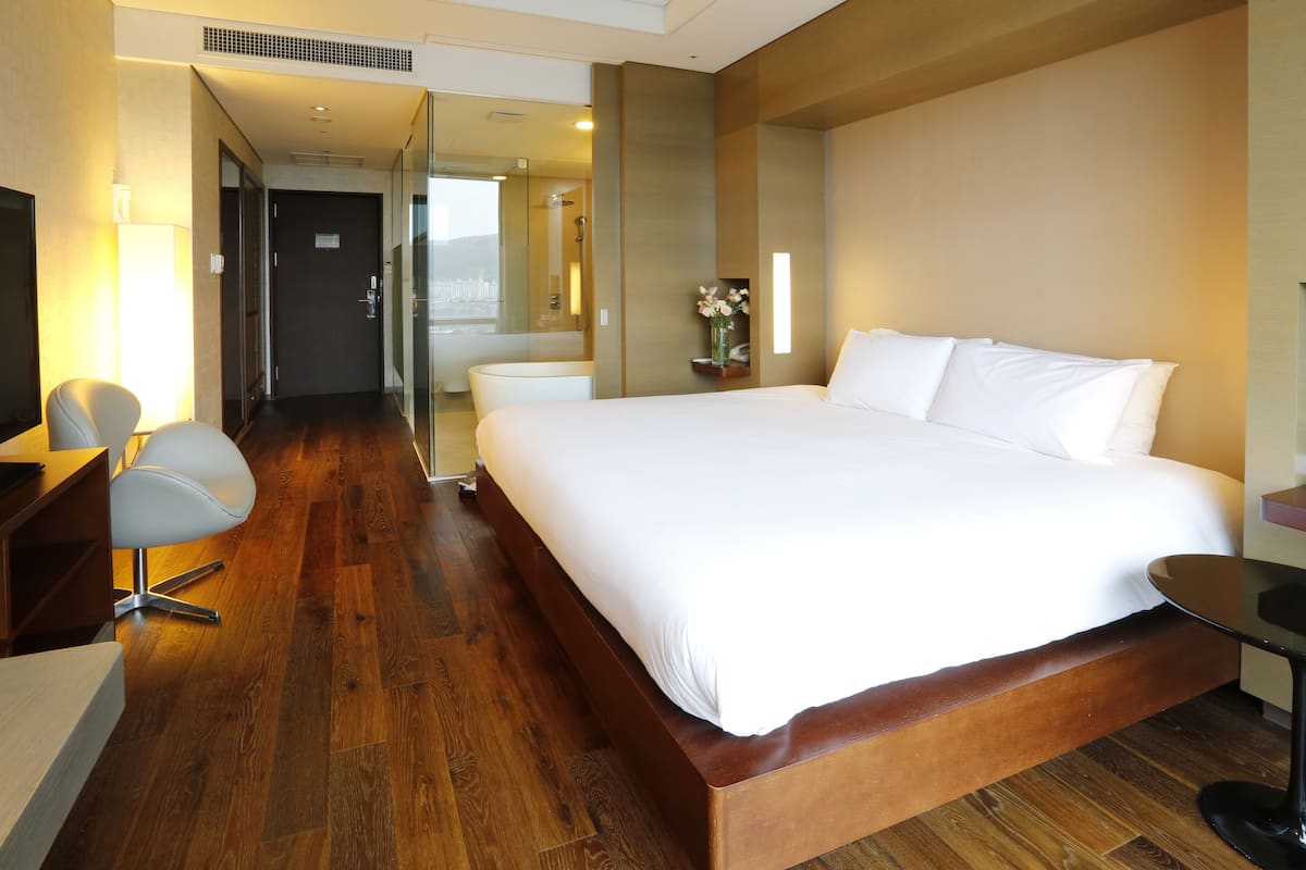 Executive Room, 1 King Bed | 1 bedroom, premium bedding, minibar, in-room safe