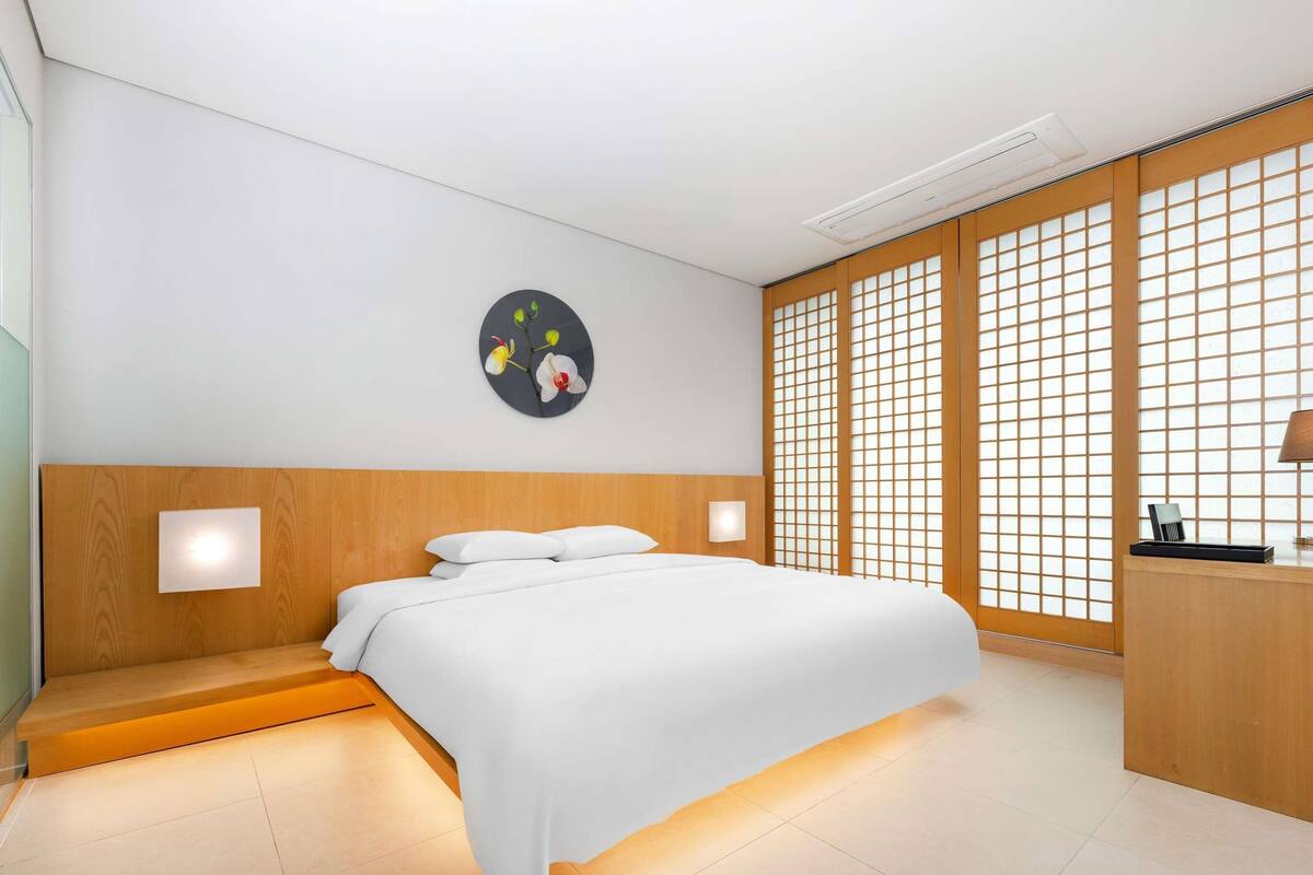 Premium bedding, minibar, in-room safe, desk