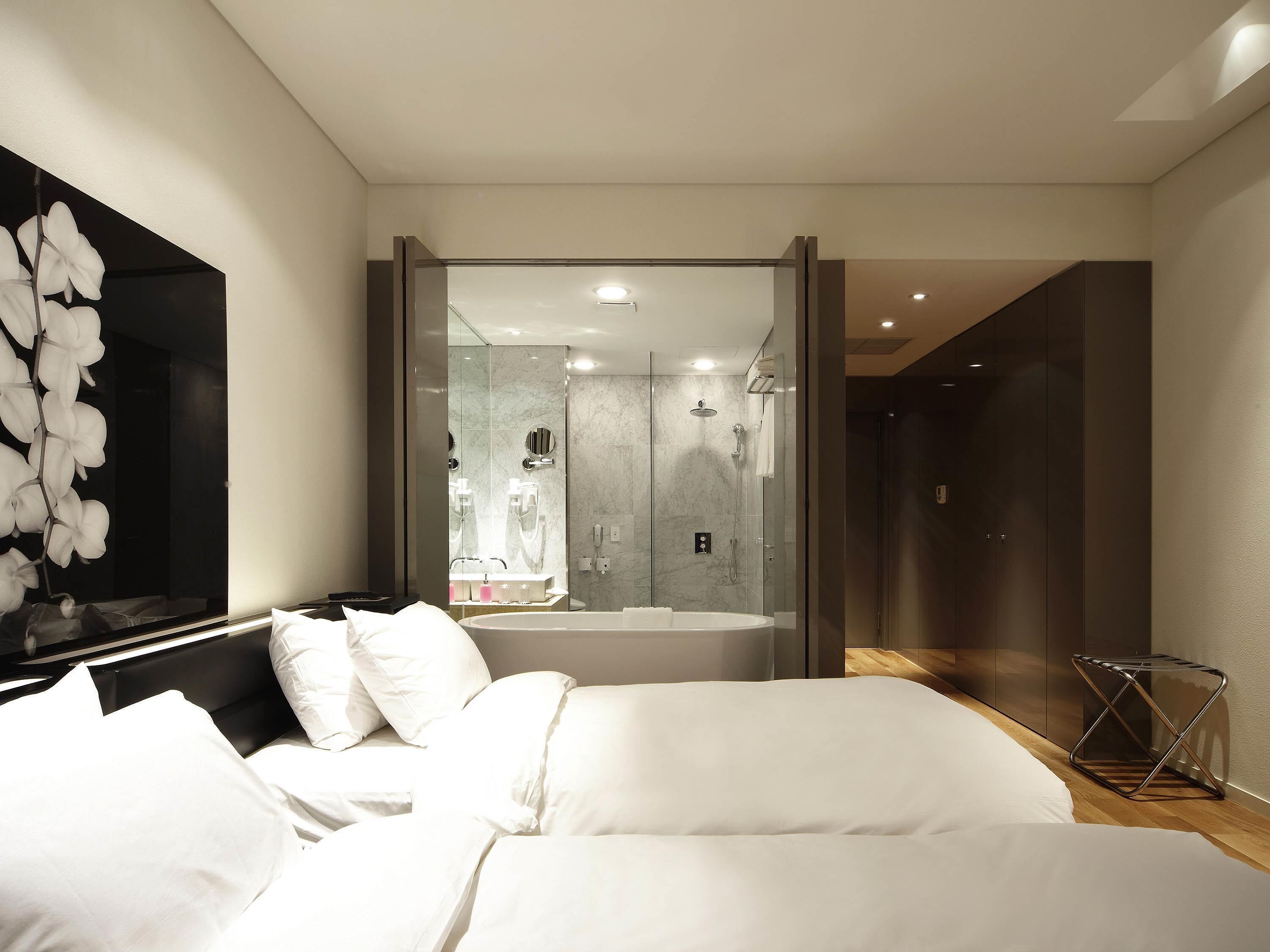 Ropa de cama de alta calidad y minibar 