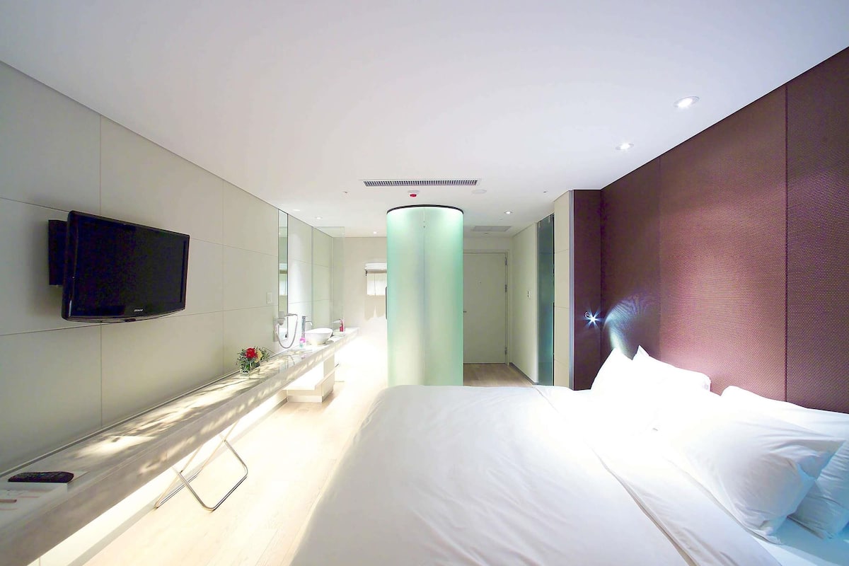 Deluxe Room, 1 King Bed | Premium bedding, minibar, in-room safe, individually decorated