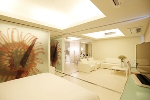 スイート キングベッド 1 台 (Residential) | 高級寝具、ミニバー、セーフティボックス (室内)、客室ごとに異なる装飾