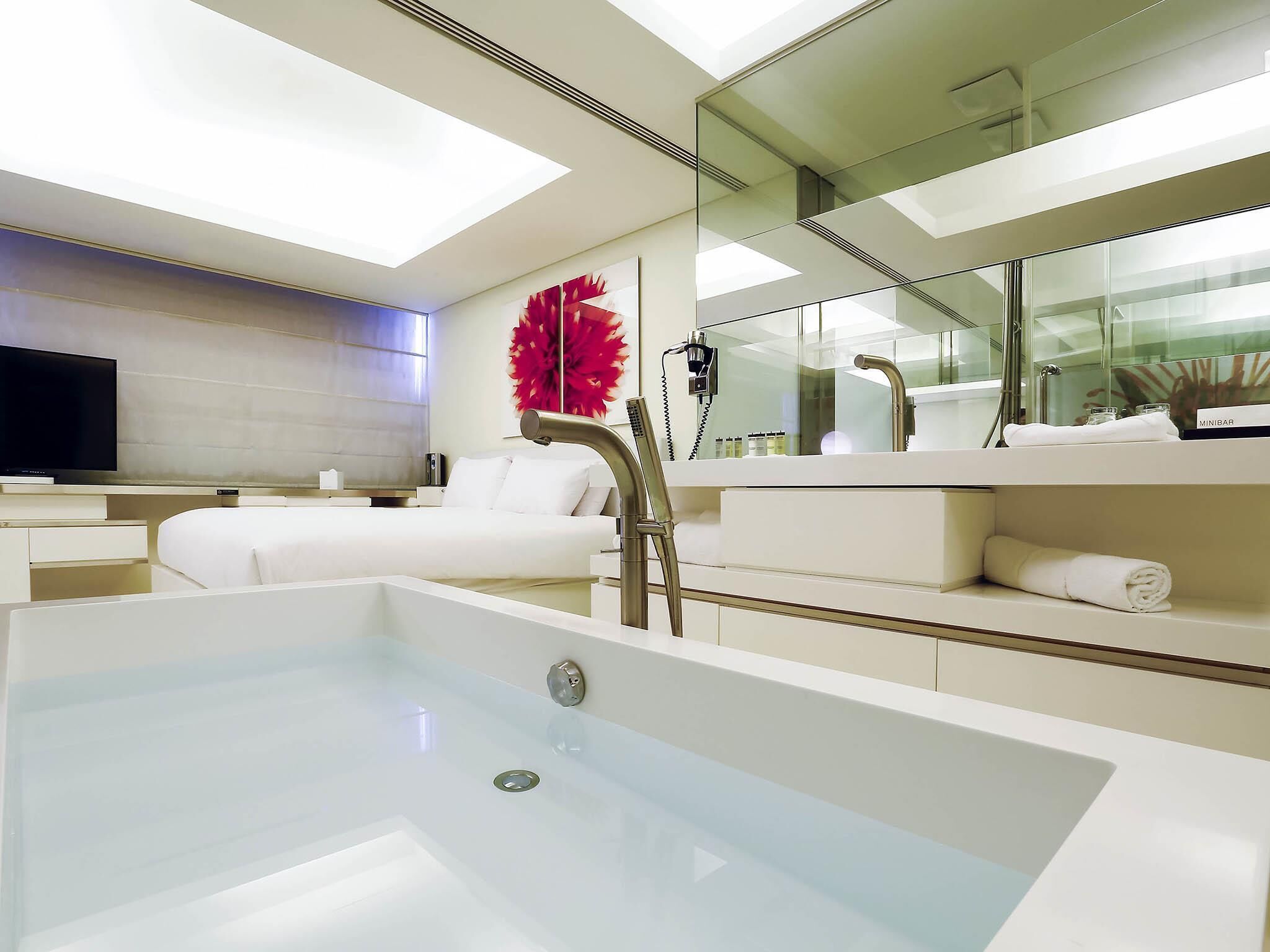 Ropa de cama de alta calidad y minibar 
