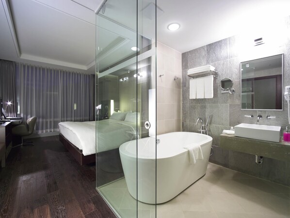 Executive Room, 1 King Bed | Premium bedding, minibar, in-room safe, individually decorated