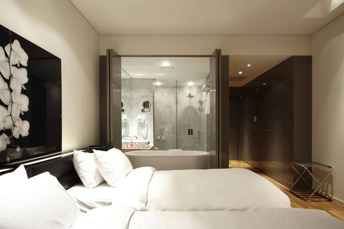 Premium bedding, minibar, in-room safe, desk