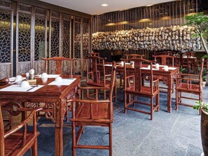 2 restaurantes; se sirve desayuno, almuerzo y cena