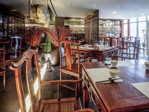 2 restaurants, breakfast, lunch served; local and international cuisine