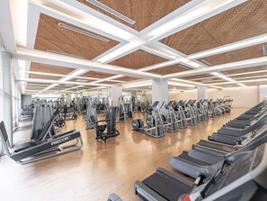 A gym with multiple treadmills, weight machines, and a wooden ceiling design. - Grand Mercure Ambassador Changwon (Changwon)