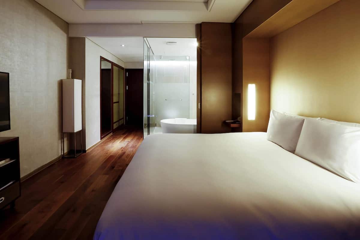 Premium bedding, minibar, in-room safe, desk