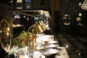 Daily buffet breakfast (KRW 35000 per person)