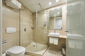 Dusche, umweltfreundliche Kosmetikartikel, Haartrockner, Handtücher