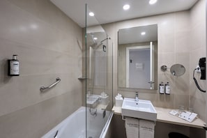 Shower, eco-friendly toiletries, hair dryer, towels - Catalonia la Boqueria (Barcelona)