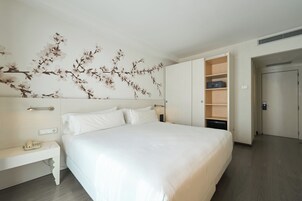 Premium bedding, down comforters, minibar, in-room safe