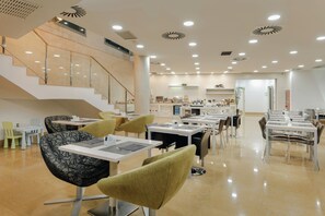 Se ofrece un desayuno bufé (19 EUR por persona)