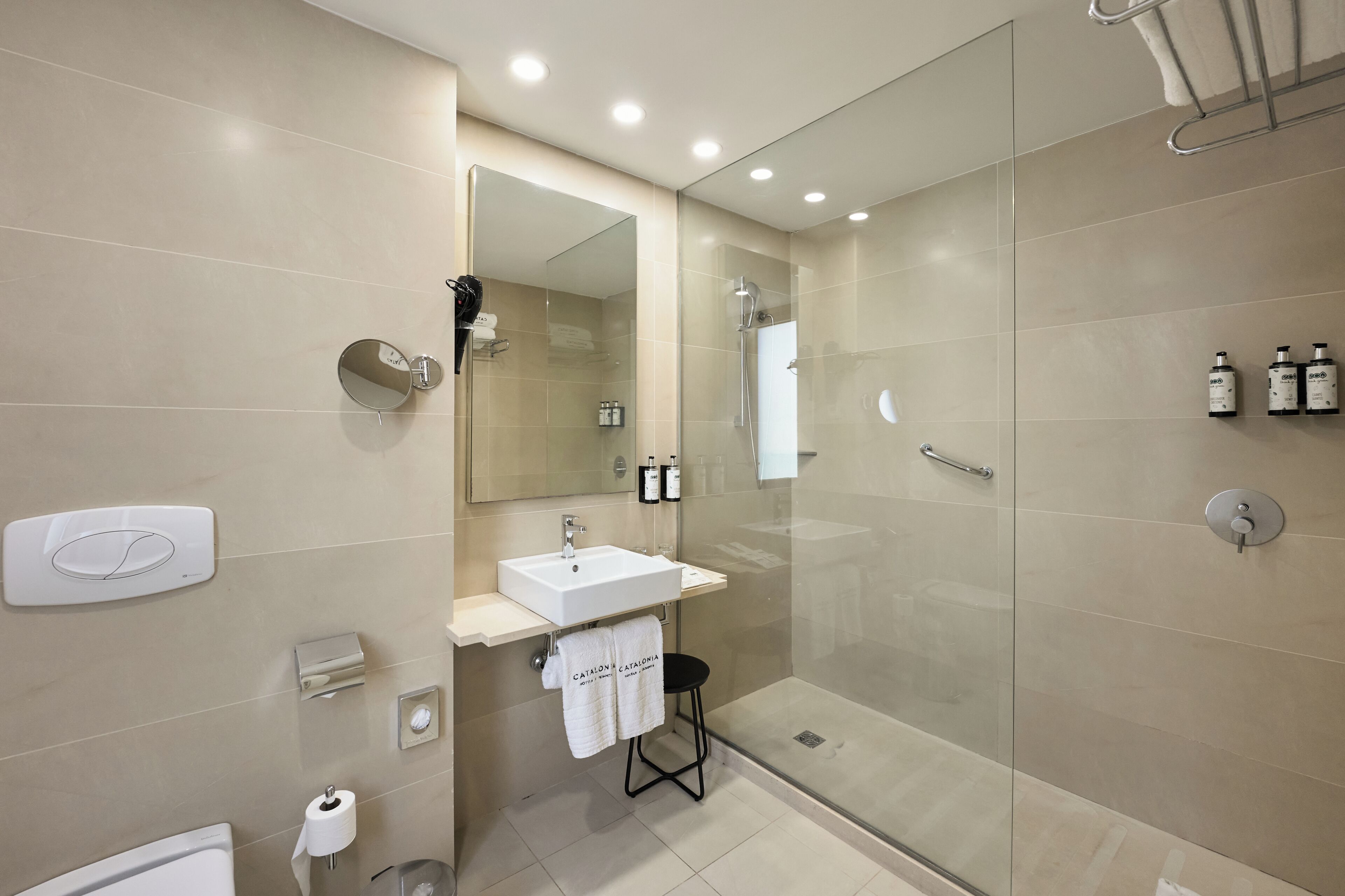 Premium-Dreibettzimmer | Badezimmer | Dusche, umweltfreundliche Kosmetikartikel, Haartrockner, Handtücher