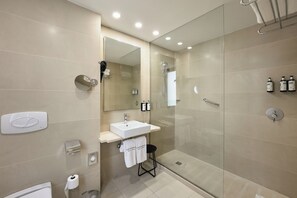 Habitació triple prèmium | Bany | Dutxa i articles de tocador respectuosos amb el medi ambient 