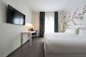 Premium bedding, down comforters, minibar, in-room safe