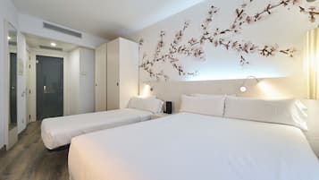Habitación triple | Ropa de cama de alta calidad, edredón y minibar
