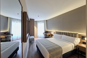 Ropa de cama de alta calidad, edredones de plumas, minibar y caja fuerte