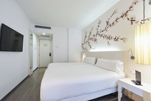 Roba de llit d'alta qualitat, cobrellits i minibar 