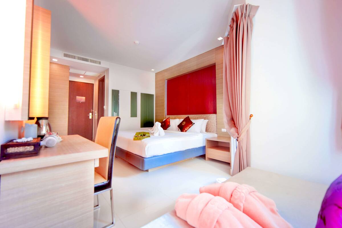 Premium bedding, in-room safe, desk, iron/ironing board (on request)