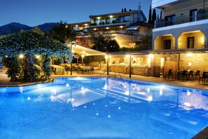 2 piscinas externas, espreguiçadeiras