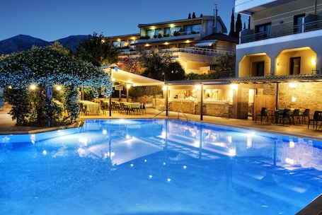 2 piscinas al aire libre, sillones reclinables de piscina. Miramare Hotel Eretria