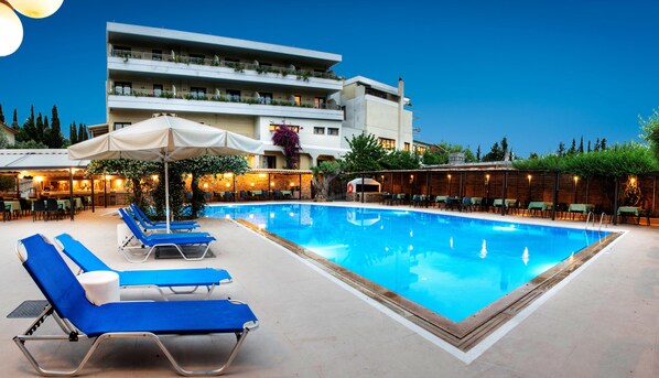 2 piscinas externas, espreguiçadeiras