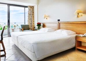 Dobbelt- eller tomannsrom – standard, hageutsikt | Sengetøy av topp kvalitet, minibar, safe på rommet og skrivebord