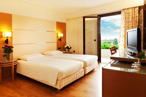 Dobbelt- eller tomannsrom – deluxe, hageutsikt | Sengetøy av topp kvalitet, minibar, safe på rommet og skrivebord