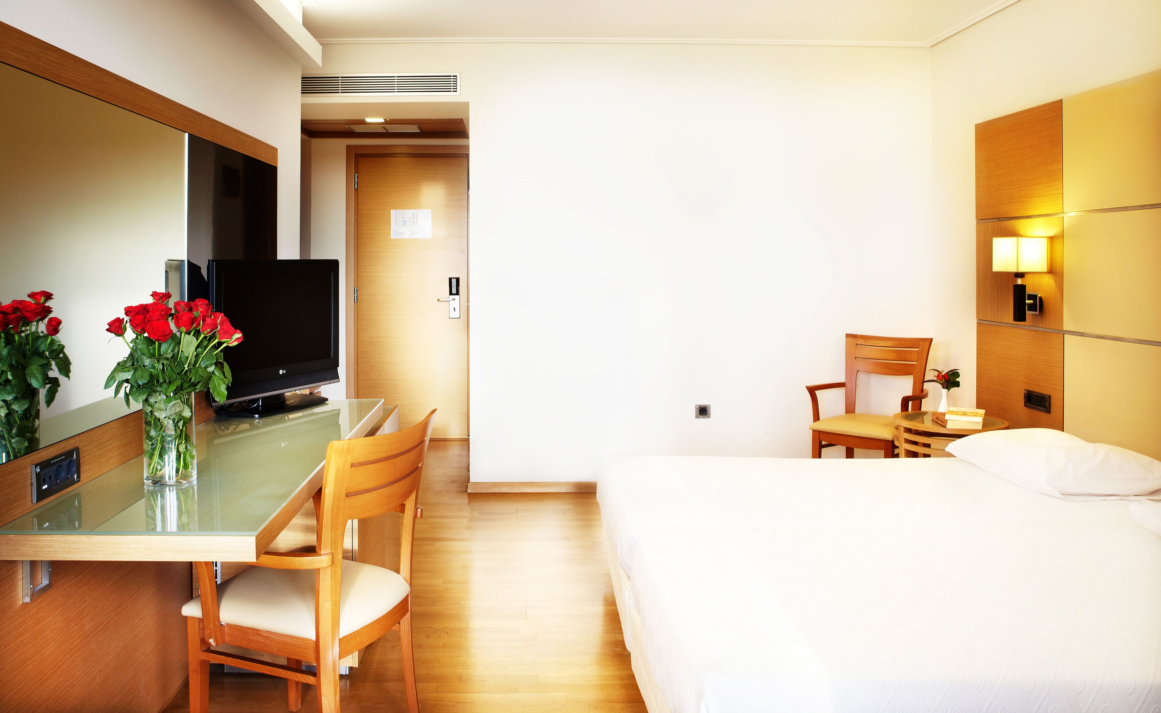 deluxe double or twin room, garden view | premium bedding, minibar, in-room safe, desk