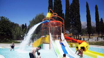 Parque acuático con múltiples toboganes y atracciones acuáticas.
