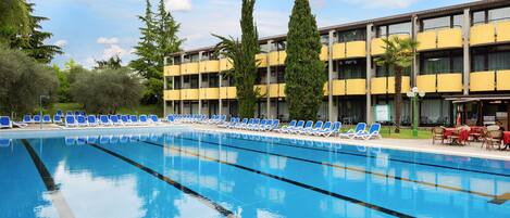 2 outdoor pools, pool loungers