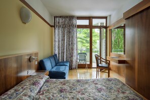 Safe på rommet, skrivebord og sengetøy