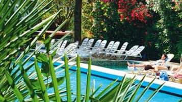 2 piscine all'aperto, lettini