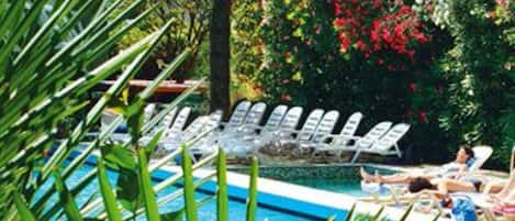 2 outdoor pools, pool loungers