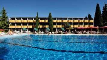 2 piscine all'aperto, lettini