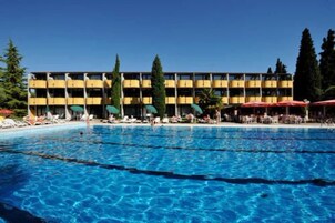 2 piscinas al aire libre, sillones reclinables de piscina