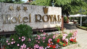 A sign for Hotel Royal with a crown symbol and three stars. - Hotel Royal (Garda)