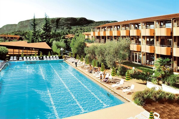 Piscina a l'aire lliure i para-sols