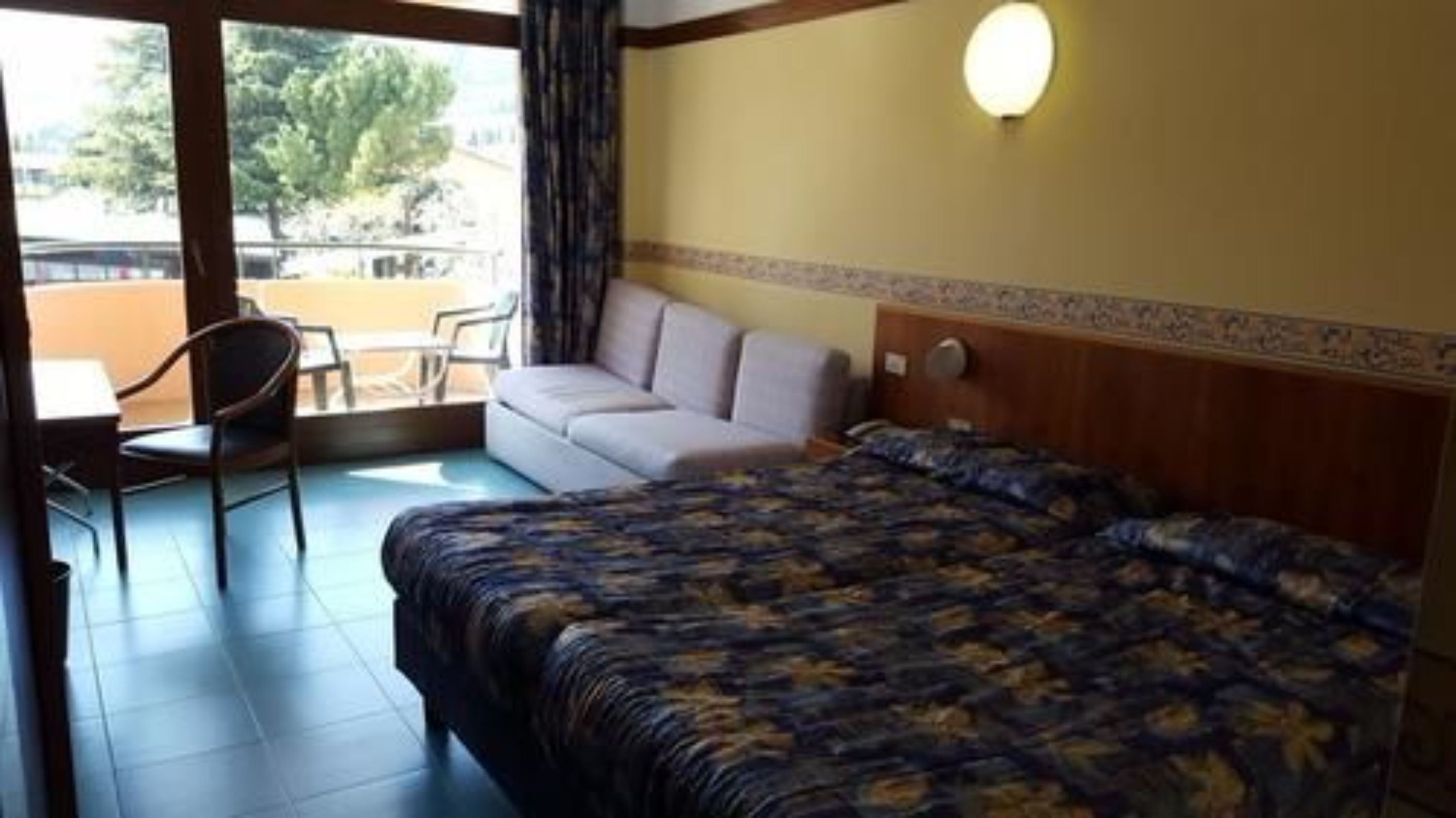 Caja de seguridad en la habitación, escritorio y ropa de cama 