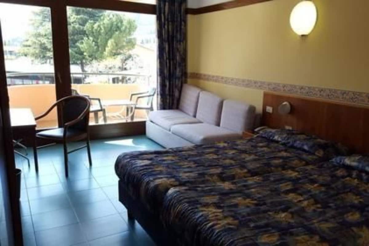 Coffres-forts dans les chambres, bureau, draps fournis