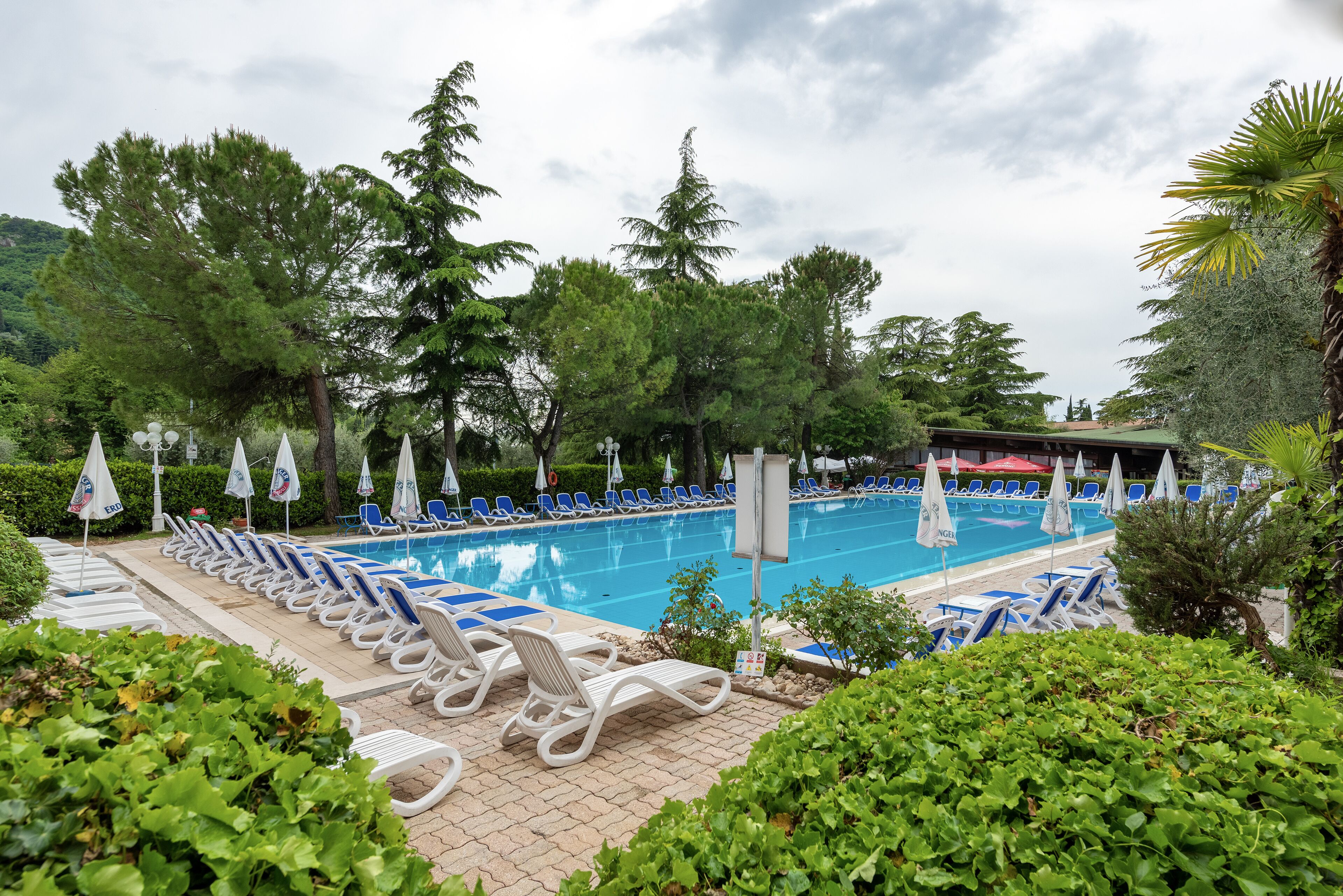 Una piscina al aire libre, sombrillas