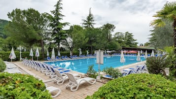 Piscine extérieure, parasols de plage
