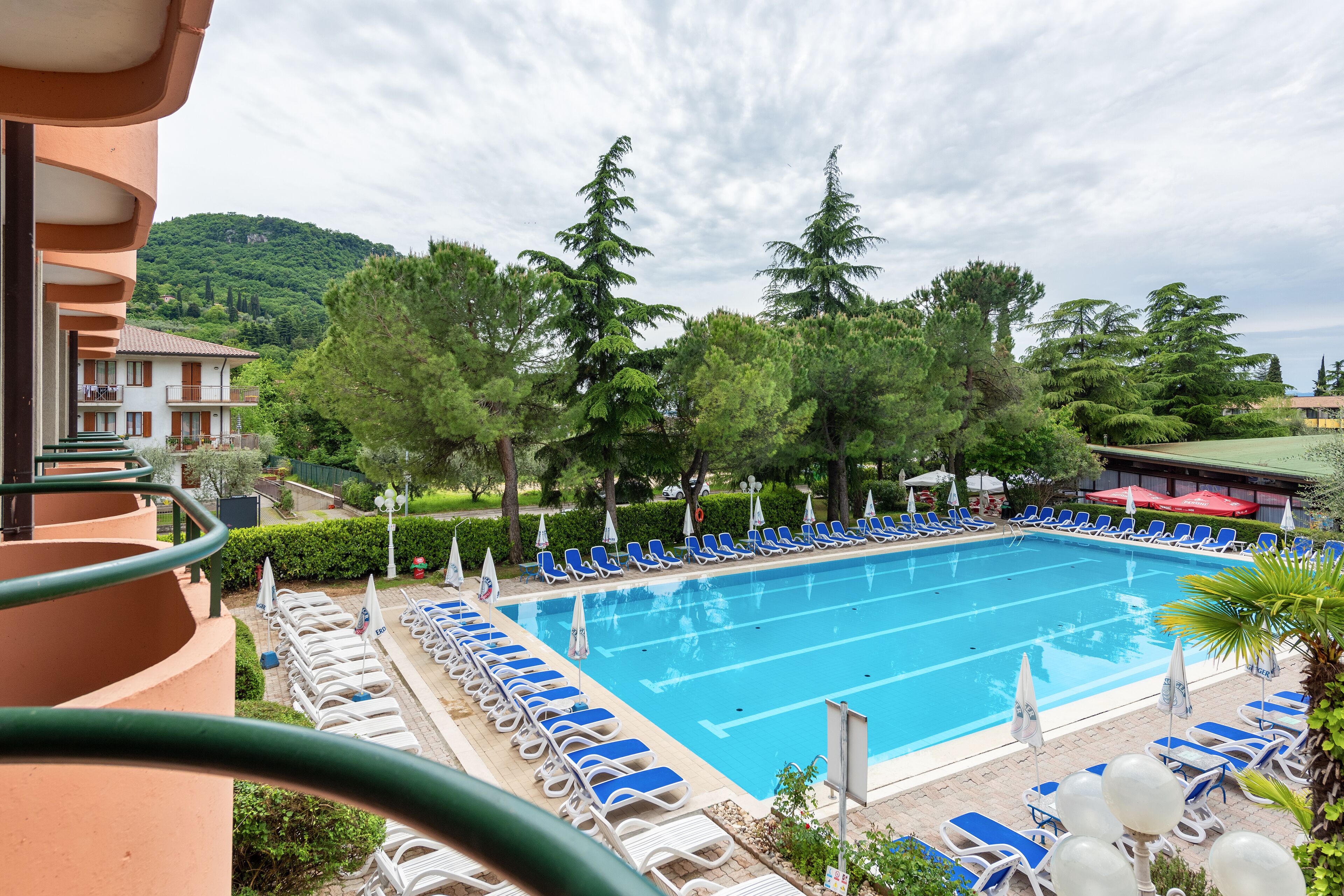 Piscina externa, guarda-sóis