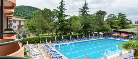 Una piscina al aire libre, sombrillas