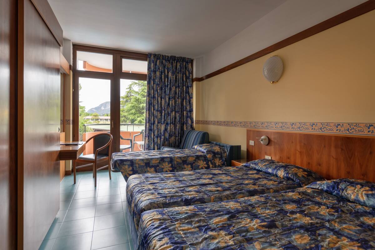 In-room safe, desk, bed sheets
